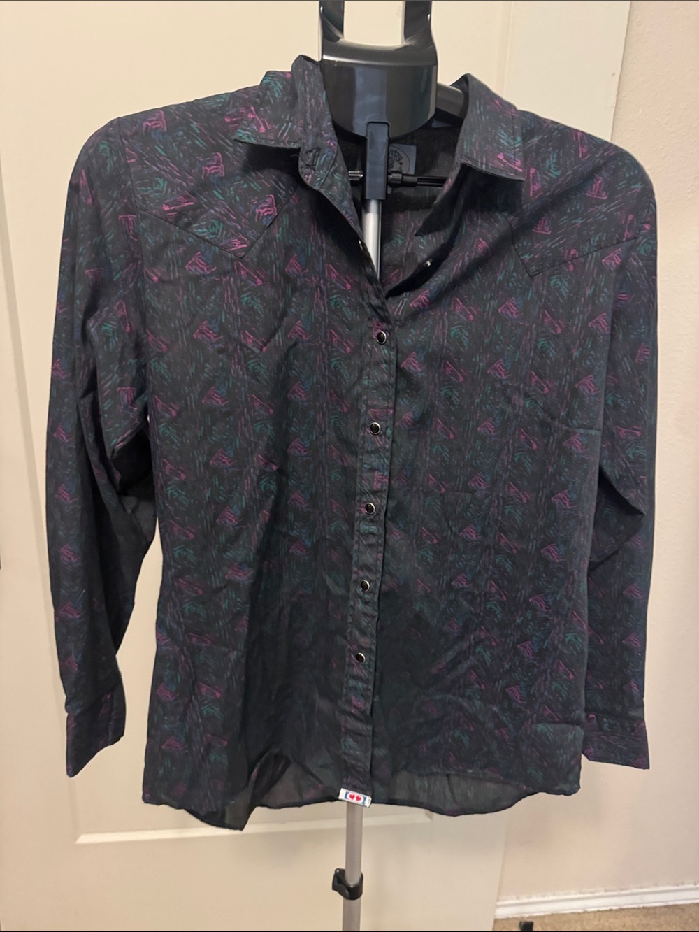 Casual Long-Sleeve Black Button-Down Shirt with Teal & Purple Accents